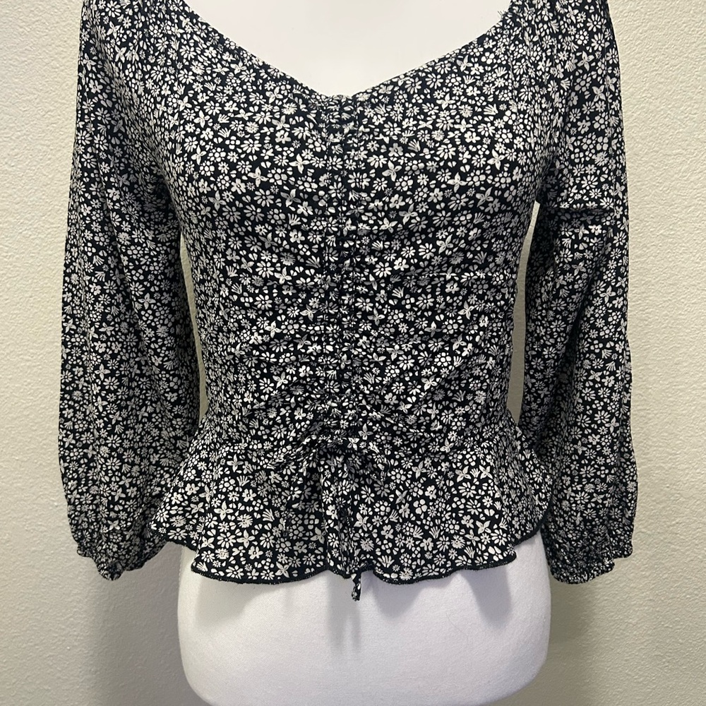 Japna black and white floral blouse, scrunched front, ruched back, cropped, Med